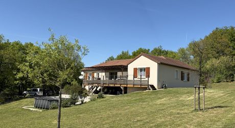 Entre Sarlat et Montignac, maison contemporaine en parfait état, située au calme avec jolie vue sur la campagne.