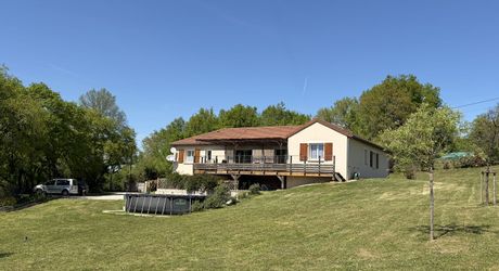 Entre Sarlat et Montignac, maison contemporaine en parfait état, située au calme avec jolie vue sur la campagne.