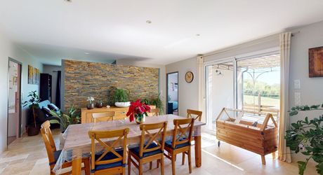 Entre Sarlat et Montignac, maison contemporaine en parfait état, située au calme avec jolie vue sur la campagne.