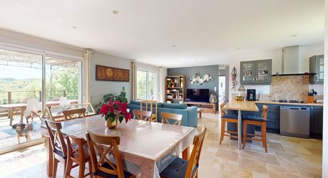 Entre Sarlat et Montignac, maison contemporaine en parfait état, située au calme avec jolie vue sur la campagne.