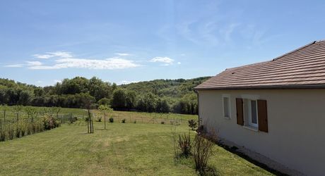 Entre Sarlat et Montignac, maison contemporaine en parfait état, située au calme avec jolie vue sur la campagne.