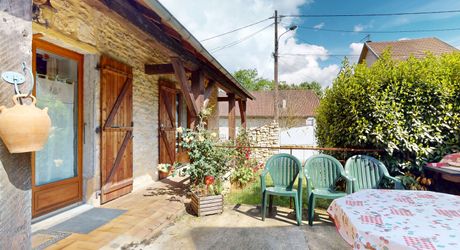 En Périgord Noir, maison en pierre de 180 m² avec jardin au Lardin-Saint-Lazare.