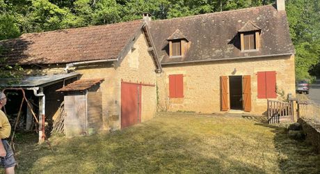 En Périgord Noir, à quelques minutes à pieds d'un charmant village et de la rivière Vézère,  cette maison ancienne, sa grange et son four à pain méritent quelques travaux qui en feront un pied à terre aussi confortable que modeste.