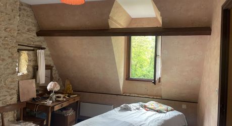 En Périgord Noir, à quelques minutes à pieds d'un charmant village et de la rivière Vézère,  cette maison ancienne, sa grange et son four à pain méritent quelques travaux qui en feront un pied à terre aussi confortable que modeste.