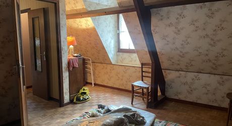 En Périgord Noir, à quelques minutes à pieds d'un charmant village et de la rivière Vézère,  cette maison ancienne, sa grange et son four à pain méritent quelques travaux qui en feront un pied à terre aussi confortable que modeste.