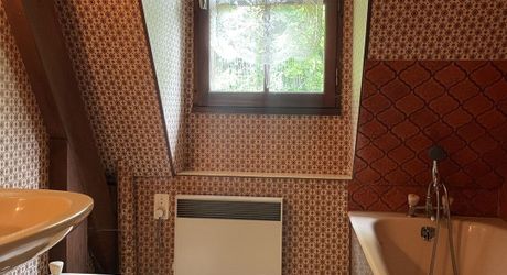 En Périgord Noir, à quelques minutes à pieds d'un charmant village et de la rivière Vézère,  cette maison ancienne, sa grange et son four à pain méritent quelques travaux qui en feront un pied à terre aussi confortable que modeste.