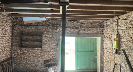 En Périgord Noir, à quelques minutes à pieds d'un charmant village et de la rivière Vézère,  cette maison ancienne, sa grange et son four à pain méritent quelques travaux qui en feront un pied à terre aussi confortable que modeste.