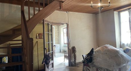 En Périgord Noir, à quelques minutes à pieds d'un charmant village et de la rivière Vézère,  cette maison ancienne, sa grange et son four à pain méritent quelques travaux qui en feront un pied à terre aussi confortable que modeste.