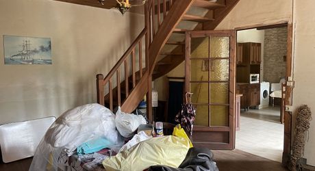 En Périgord Noir, à quelques minutes à pieds d'un charmant village et de la rivière Vézère,  cette maison ancienne, sa grange et son four à pain méritent quelques travaux qui en feront un pied à terre aussi confortable que modeste.