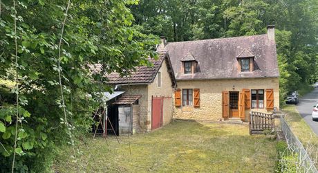 En Périgord Noir, à quelques minutes à pieds d'un charmant village et de la rivière Vézère,  cette maison ancienne, sa grange et son four à pain méritent quelques travaux qui en feront un pied à terre aussi confortable que modeste.