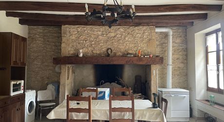 En Périgord Noir, à quelques minutes à pieds d'un charmant village et de la rivière Vézère,  cette maison ancienne, sa grange et son four à pain méritent quelques travaux qui en feront un pied à terre aussi confortable que modeste.