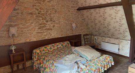 En Périgord Noir, à quelques minutes à pieds d'un charmant village et de la rivière Vézère,  cette maison ancienne, sa grange et son four à pain méritent quelques travaux qui en feront un pied à terre aussi confortable que modeste.