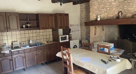 En Périgord Noir, à quelques minutes à pieds d'un charmant village et de la rivière Vézère,  cette maison ancienne, sa grange et son four à pain méritent quelques travaux qui en feront un pied à terre aussi confortable que modeste.