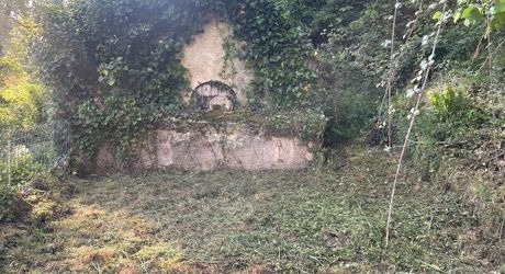 En Périgord Noir, à quelques minutes à pieds d'un charmant village et de la rivière Vézère,  cette maison ancienne, sa grange et son four à pain méritent quelques travaux qui en feront un pied à terre aussi confortable que modeste.