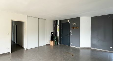 A Montignac-Lascaux, à 5 minutes du centre-ville, maison contemporaine de 150m² habitables avec piscine.
