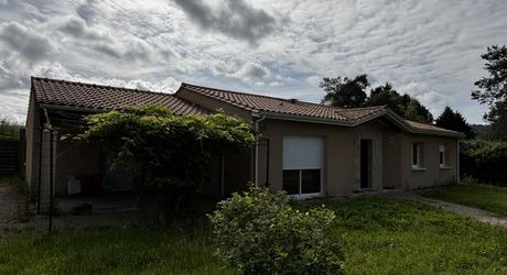 A Montignac-Lascaux, à 5 minutes du centre-ville, maison contemporaine de 150m² habitables avec piscine.