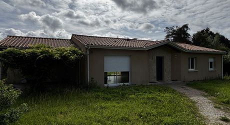 A Montignac-Lascaux, à 5 minutes du centre-ville, maison contemporaine de 150m² habitables avec piscine.