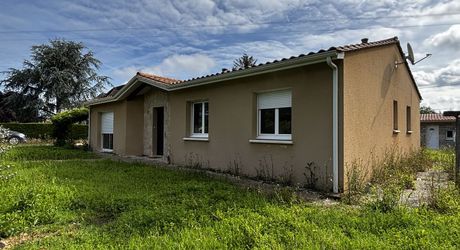 A Montignac-Lascaux, à 5 minutes du centre-ville, maison contemporaine de 150m² habitables avec piscine.