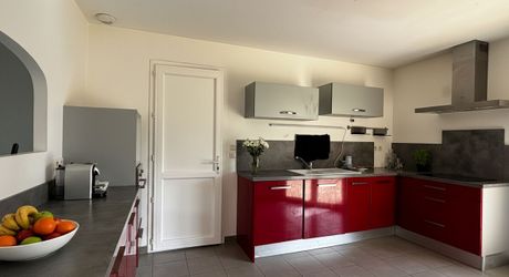 A Montignac-Lascaux, à 5 minutes du centre-ville, maison contemporaine de 150m² habitables avec piscine.
