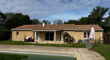 A Montignac-Lascaux, à 5 minutes du centre-ville, maison contemporaine de 150m² habitables avec piscine.