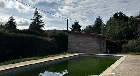 A Montignac-Lascaux, à 5 minutes du centre-ville, maison contemporaine de 150m² habitables avec piscine.
