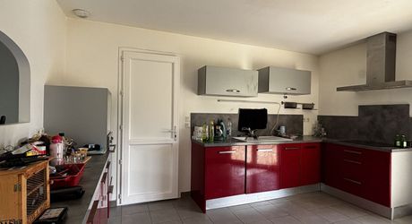 A Montignac-Lascaux, à 5 minutes du centre-ville, maison contemporaine de 150m² habitables avec piscine.