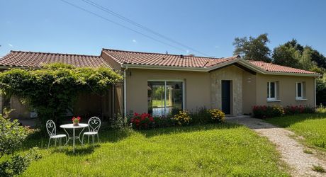 A Montignac-Lascaux, à 5 minutes du centre-ville, maison contemporaine de 150m² habitables avec piscine.