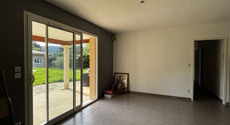A Montignac-Lascaux, à 5 minutes du centre-ville, maison contemporaine de 150m² habitables avec piscine.