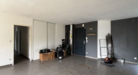 A Montignac-Lascaux, à 5 minutes du centre-ville, maison contemporaine de 150m² habitables avec piscine.