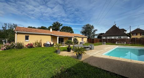 A Montignac-Lascaux, à 5 minutes du centre-ville, maison contemporaine de 150m² habitables avec piscine.