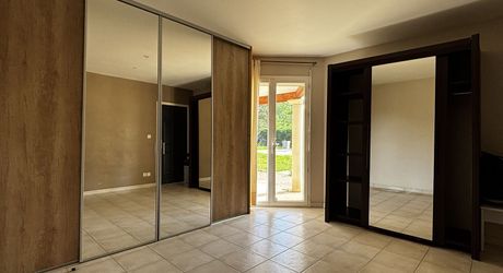 A Montignac-Lascaux, à 5 minutes du centre-ville, maison contemporaine de 150m² habitables avec piscine.