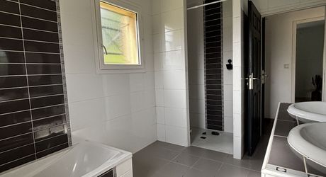 A Montignac-Lascaux, à 5 minutes du centre-ville, maison contemporaine de 150m² habitables avec piscine.