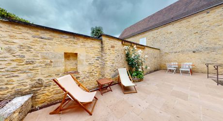 En Périgord Noir, dans un charmant petit village typique, maison en pierre avec jardin et terrasse.
