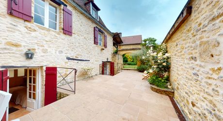 En Périgord Noir, dans un charmant petit village typique, maison en pierre avec jardin et terrasse.