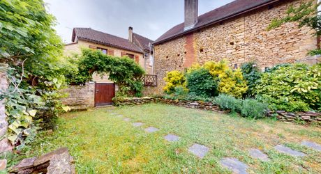 En Périgord Noir, dans un charmant petit village typique, maison en pierre avec jardin et terrasse.