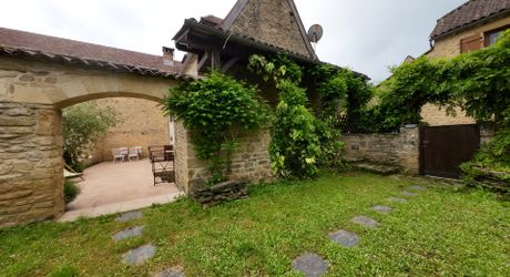 En Périgord Noir, dans un charmant petit village typique, maison en pierre avec jardin et terrasse.