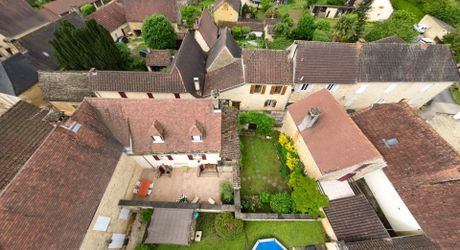 En Périgord Noir, dans un charmant petit village typique, maison en pierre avec jardin et terrasse.