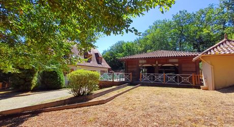 Maison contemporaine 275 m² avec piscine à Terrasson-Lavilledieu sur environ 5000 m² de terrain.