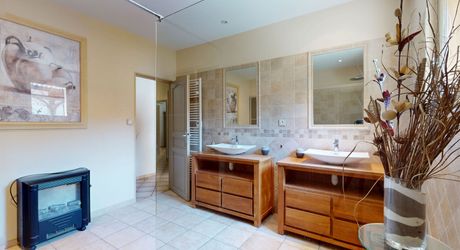 Maison contemporaine 275 m² avec piscine à Terrasson-Lavilledieu sur environ 5000 m² de terrain.