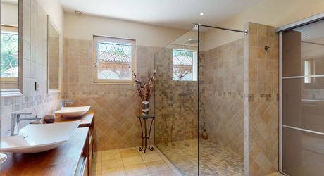 Maison contemporaine 275 m² avec piscine à Terrasson-Lavilledieu sur environ 5000 m² de terrain.