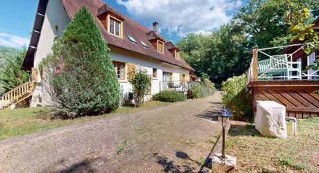 Maison contemporaine 275 m² avec piscine à Terrasson-Lavilledieu sur environ 5000 m² de terrain.