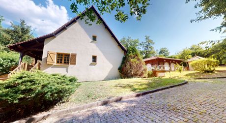 Maison contemporaine 275 m² avec piscine à Terrasson-Lavilledieu sur environ 5000 m² de terrain.
