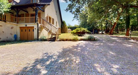 Maison contemporaine 275 m² avec piscine à Terrasson-Lavilledieu sur environ 5000 m² de terrain.