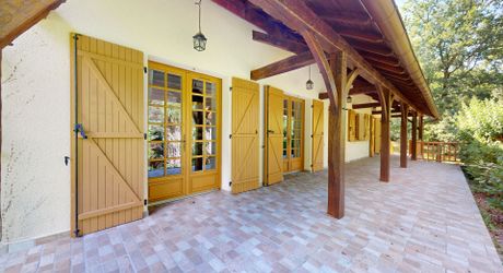 Maison contemporaine 275 m² avec piscine à Terrasson-Lavilledieu sur environ 5000 m² de terrain.