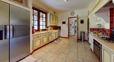 Maison contemporaine 275 m² avec piscine à Terrasson-Lavilledieu sur environ 5000 m² de terrain.