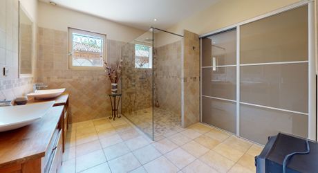 Maison contemporaine 275 m² avec piscine à Terrasson-Lavilledieu sur environ 5000 m² de terrain.