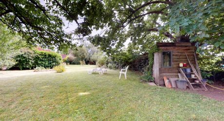 En Périgord Noir, dans un village classé, propriété de caractère avec maison principale, dépendance aménagée et piscine. jardin de 1200 m².