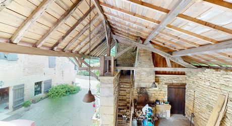 En Périgord Noir, dans un village classé, propriété de caractère avec maison principale, dépendance aménagée et piscine. jardin de 1200 m².
