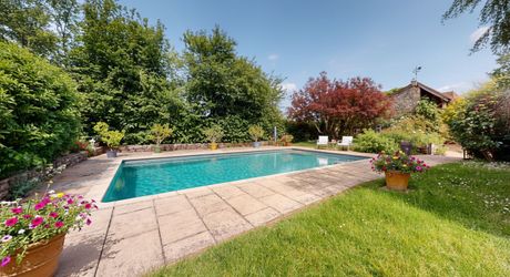 En Périgord Noir, dans un village classé, propriété de caractère avec maison principale, dépendance aménagée et piscine. jardin de 1200 m².