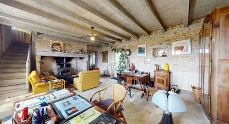 En Périgord Noir, dans un village classé, propriété de caractère avec maison principale, dépendance aménagée et piscine. jardin de 1200 m².
